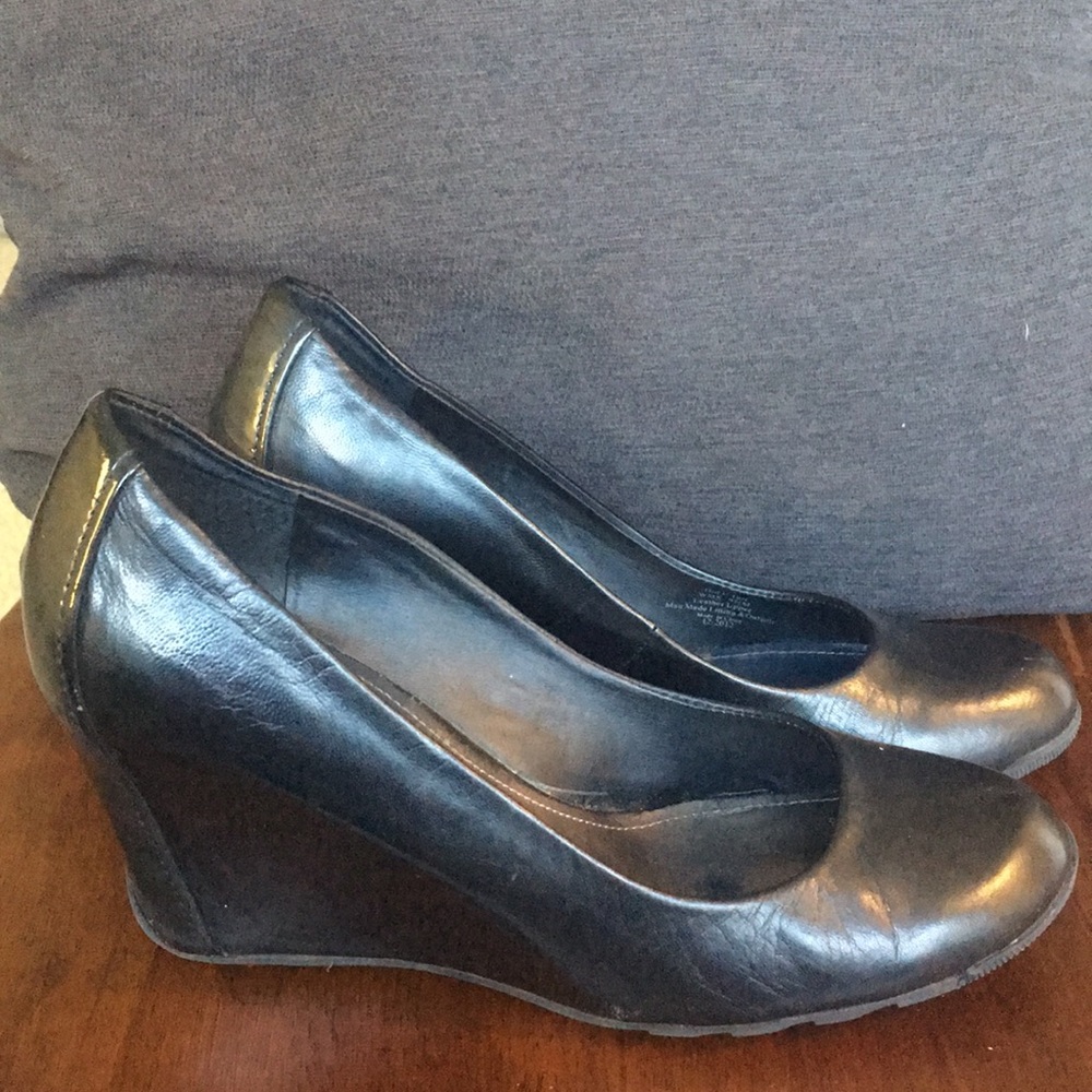 Black Kenneth Cole Did U Tell? Wedges size 9 1/2